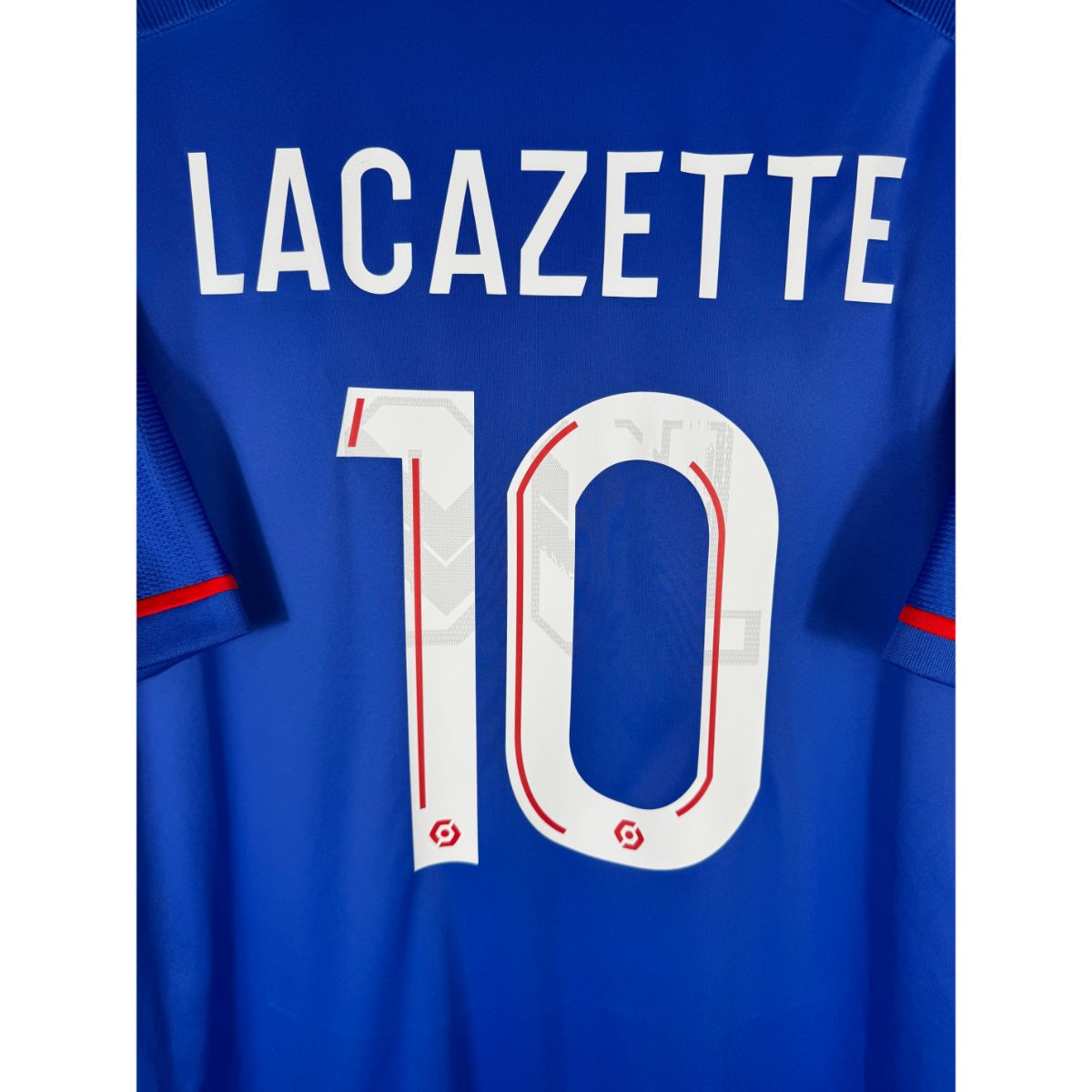 Détail de la typographie du flocage sur le numéro 10 d'Alexandre Lacazette
