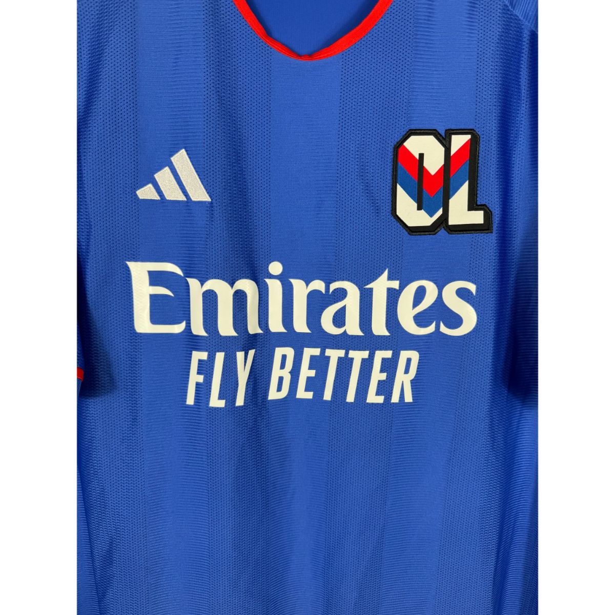 Détail de l'écusson de l'OL et du logo Adidas