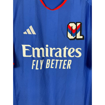 Détail de l'écusson de l'OL et du logo Adidas