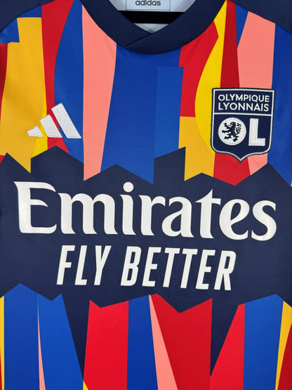 Écusson brodé Olympique Lyonnais sur le motif coloré du maillot third 2023-2024 de Cherki