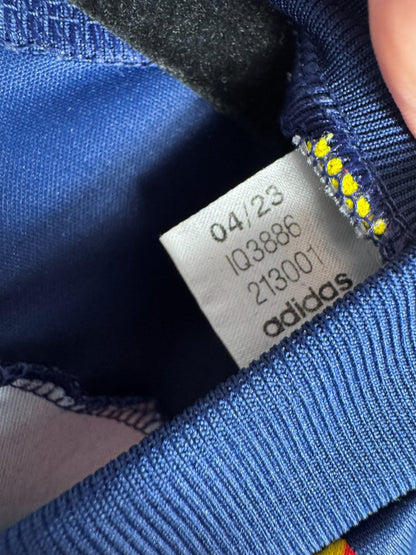 Étiquette adidas 04/23 et code d'authenticité IQ3886 du maillot OL 2023-2024 third