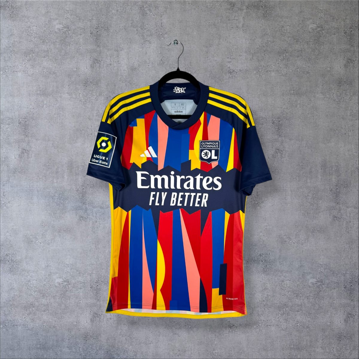 Face du maillot OL 2023-2024 third adidas multicolore, sponsor Emirates Fly Better et patch Ligue 1