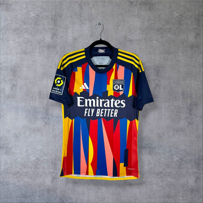 Face du maillot OL 2023-2024 third adidas multicolore, sponsor Emirates Fly Better et patch Ligue 1
