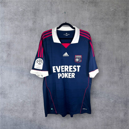 Vue de face du maillot OL Extérieur 2011/12 bleu avec col blanc et sponsor Everest Poker.
