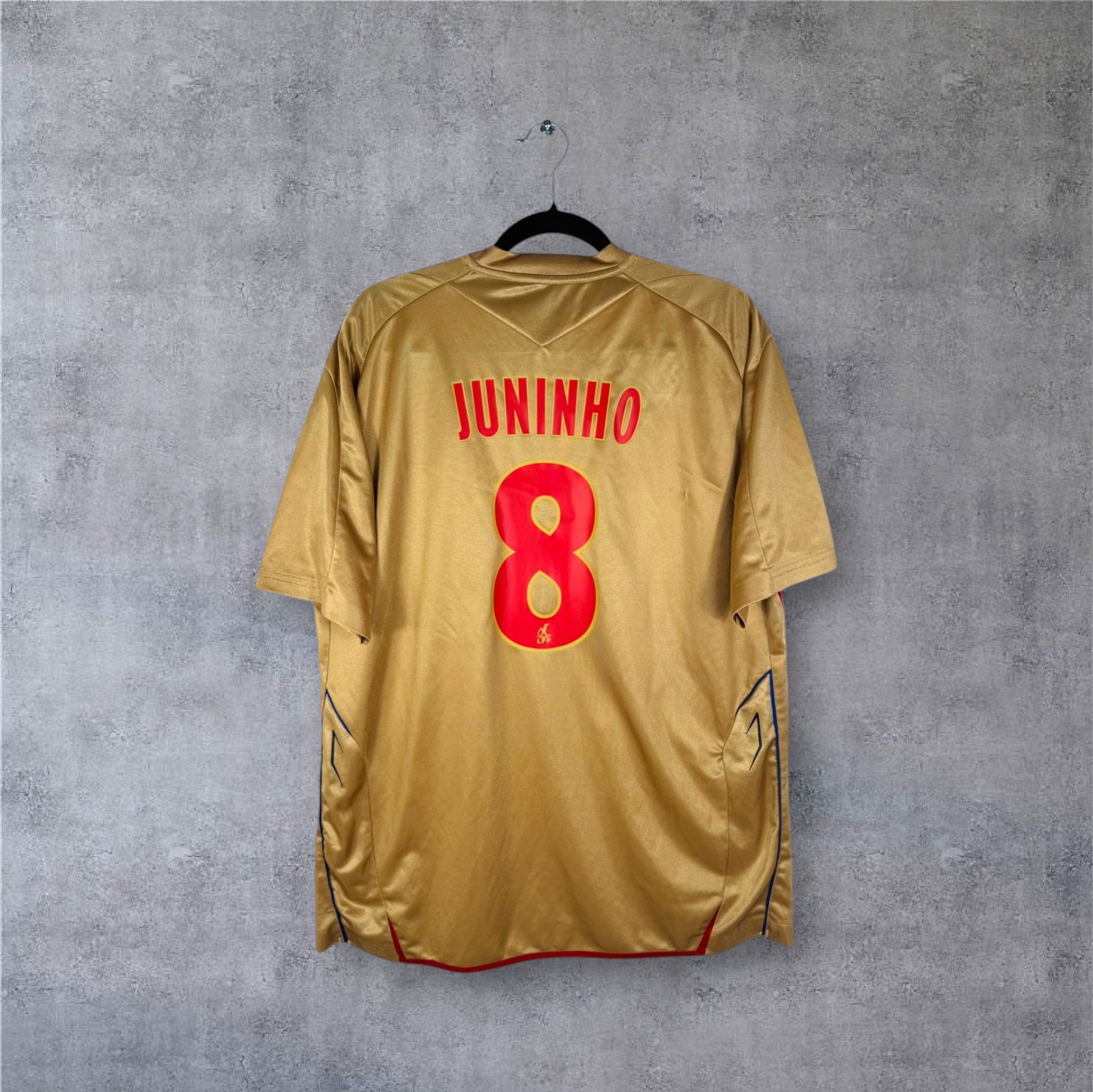 Dos du maillot Lyon 2008 rouge et bleu avec flocage blanc JUNINHO 8.