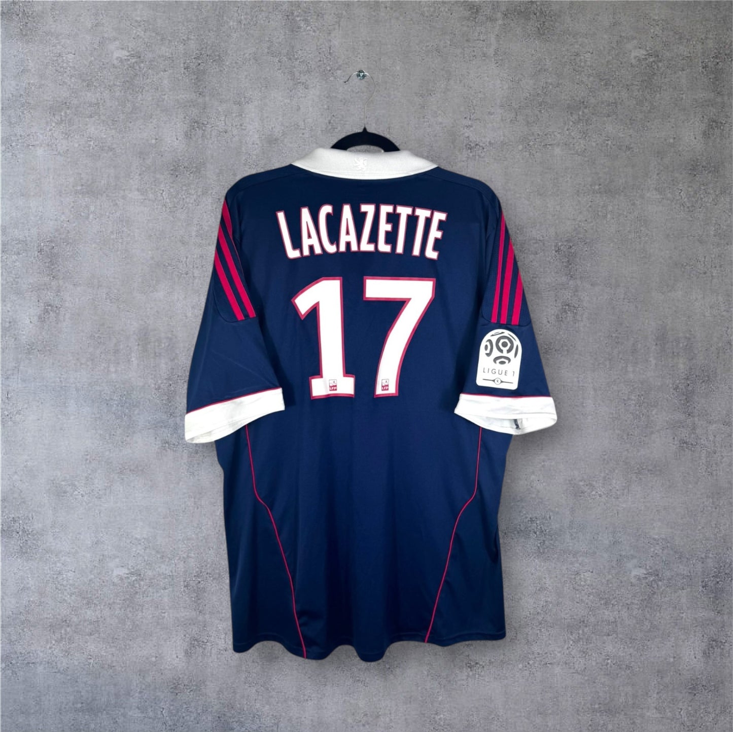 Dos du maillot Olympique Lyonnais 2012 extérieur bleu nuit avec flocage blanc et rose LACAZETTE 17 et patch LFP.