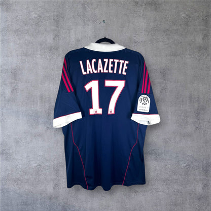 Dos du maillot Olympique Lyonnais 2012 extérieur bleu nuit avec flocage blanc et rose LACAZETTE 17 et patch LFP.