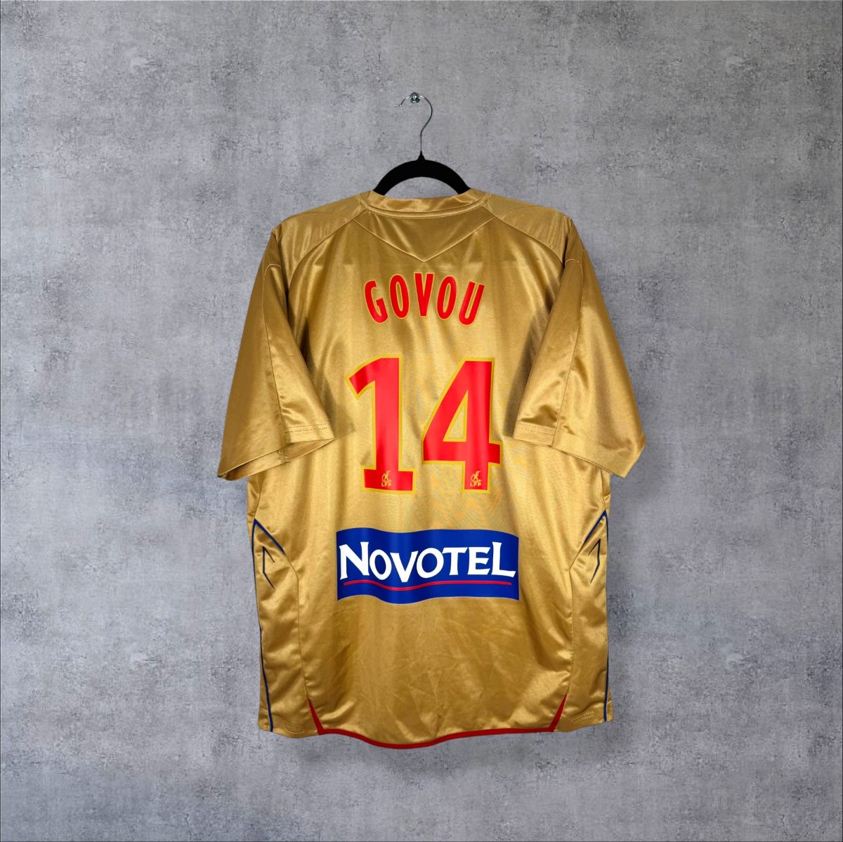 Dos du maillot OL 2007-2008 extérieur doré Umbro avec flocage Govou N°14 rouge et sponsor Novotel