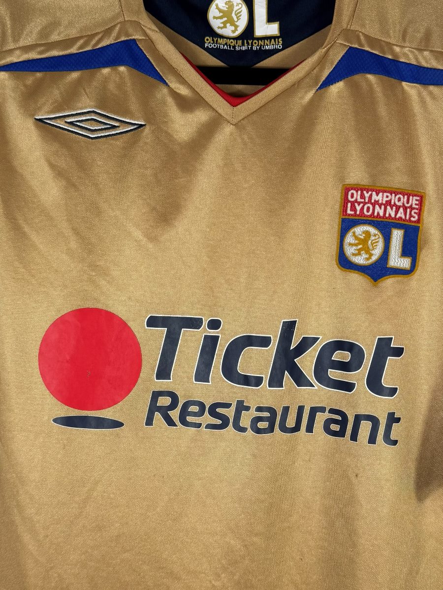 Écusson brodé Olympique Lyonnais et logo Umbro sur le maillot OL 2007-2008 extérieur