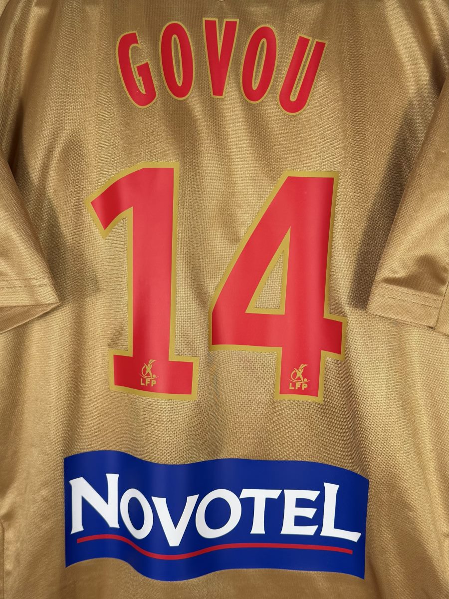 Détail du flocage Govou N°14 avec patchs LFP et bandeau Novotel, maillot OL 2007-2008