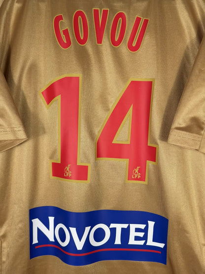 Détail du flocage Govou N°14 avec patchs LFP et bandeau Novotel, maillot OL 2007-2008
