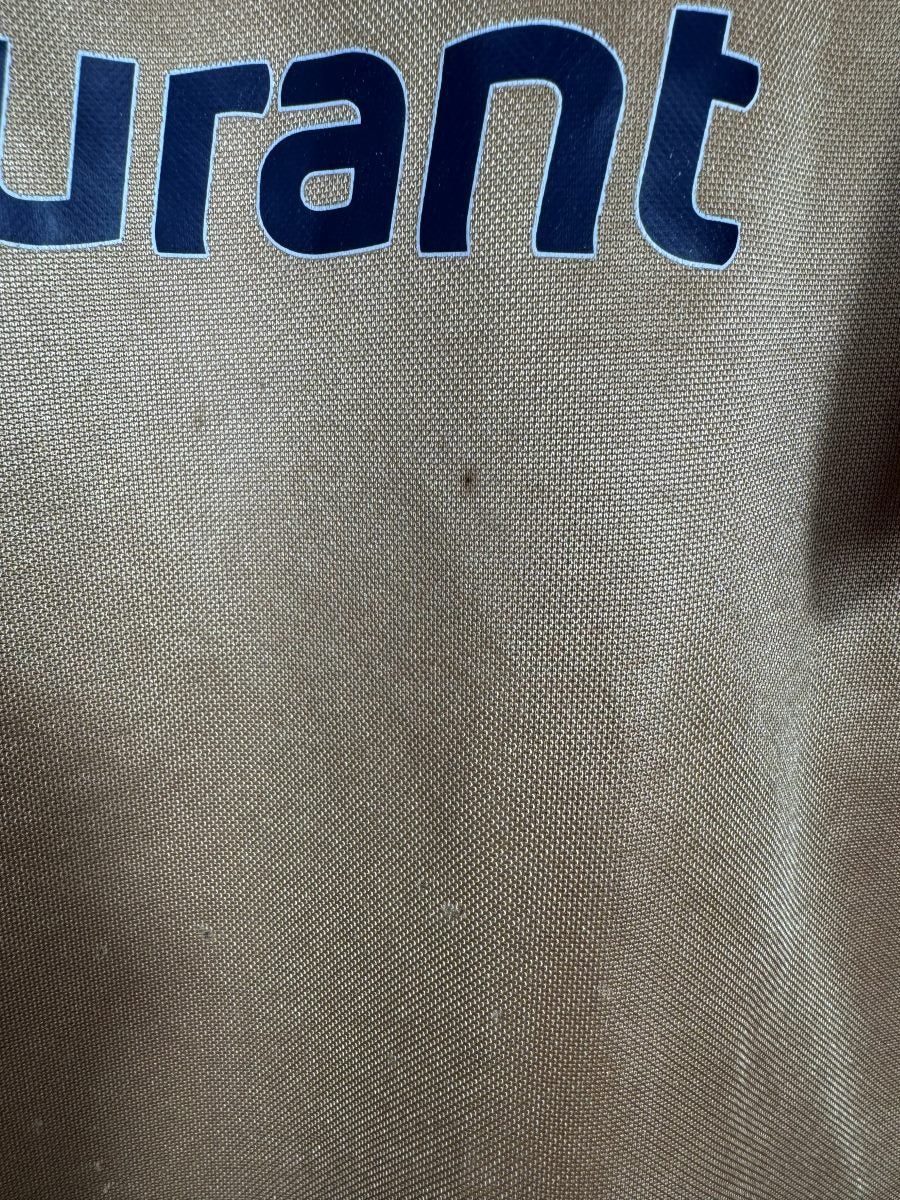 Micro-trace sous le sponsor à l'avant du maillot OL 2007-2008 extérieur doré