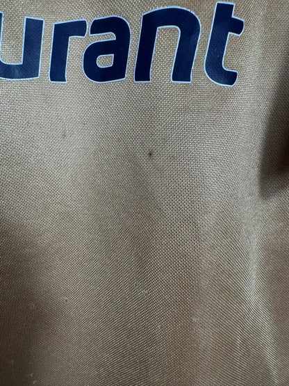Micro-trace sous le sponsor à l'avant du maillot OL 2007-2008 extérieur doré