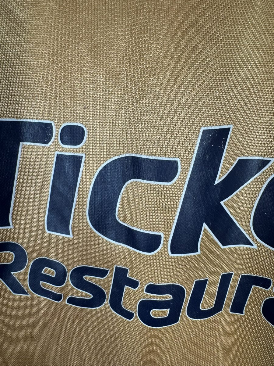 Usure légère du flocage sponsor Ticket Restaurant sur le maillot OL 2007-2008 extérieur