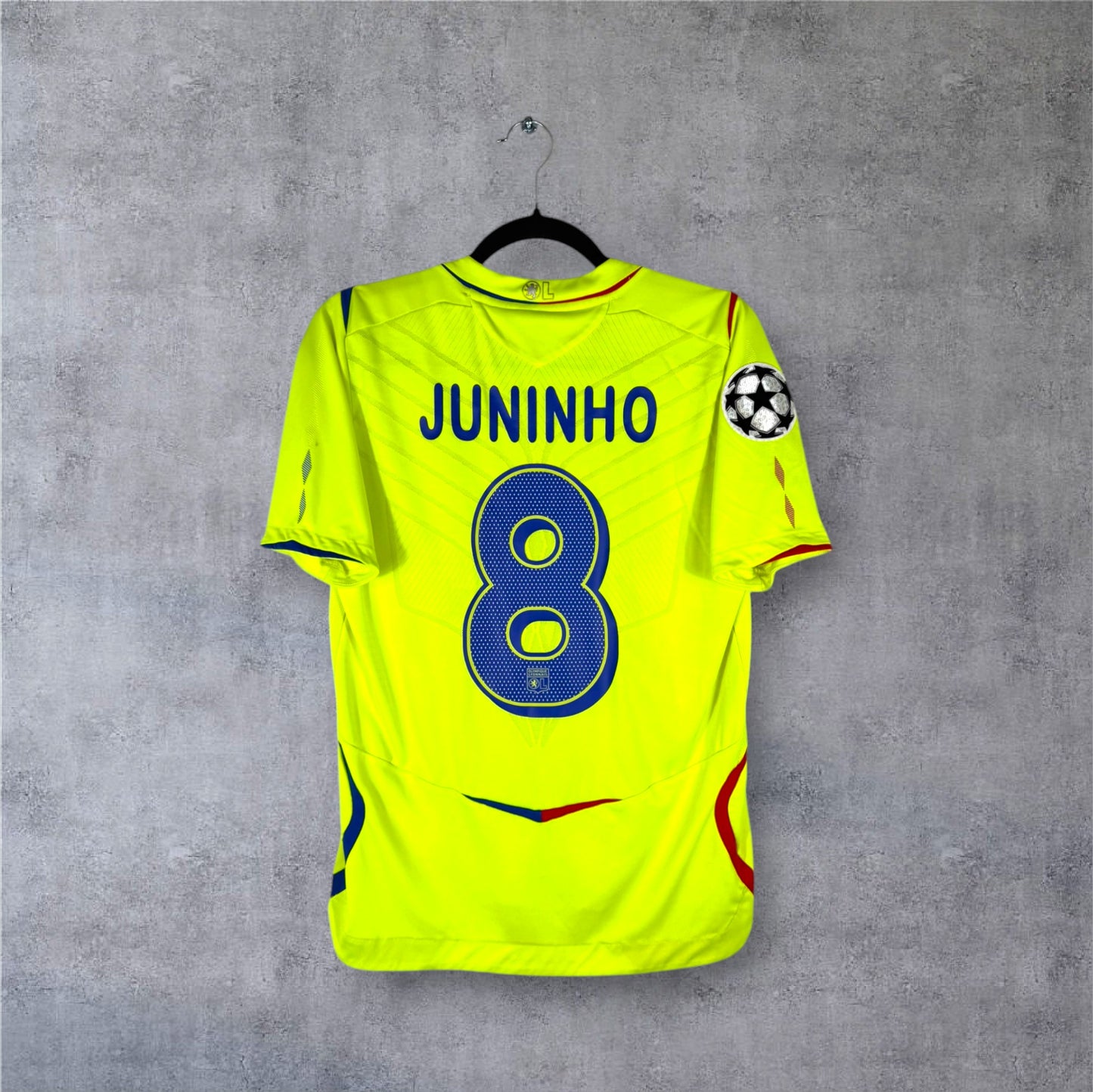 Dos du maillot de l'Olympique Lyonnais 2009 jaune fluo avec flocage bleu marine JUNINHO 8 et patch UCL.