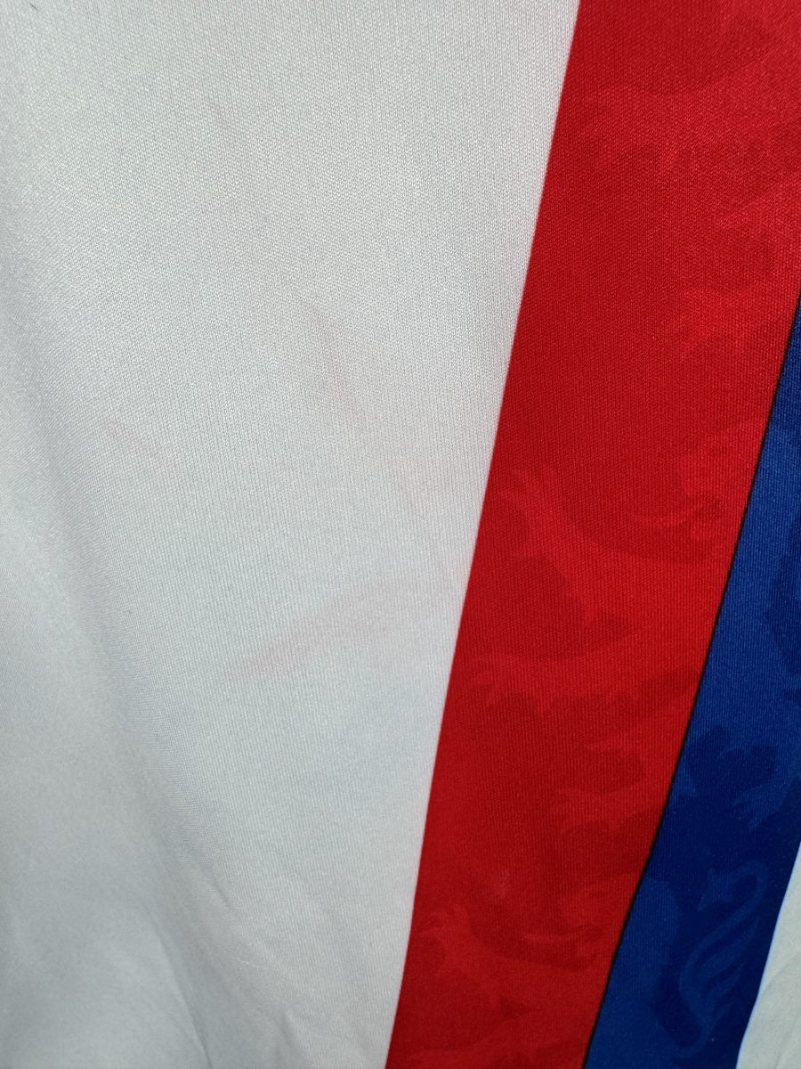 Légère décoloration rosée à l'avant du maillot OL 2010-2011, seul défaut relevé
