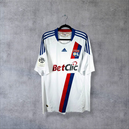Face avant du maillot OL 2010-2011 domicile blanc adidas avec sponsor BetClic