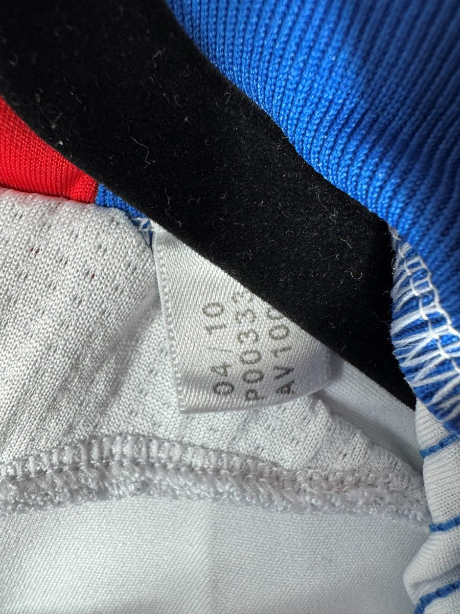 Étiquette intérieure adidas avec code produit P00333 du maillot OL 2010-2011