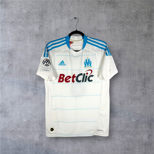 Vue de face du maillot OM 2010/11 blanc avec détails or et sponsor BetClic.