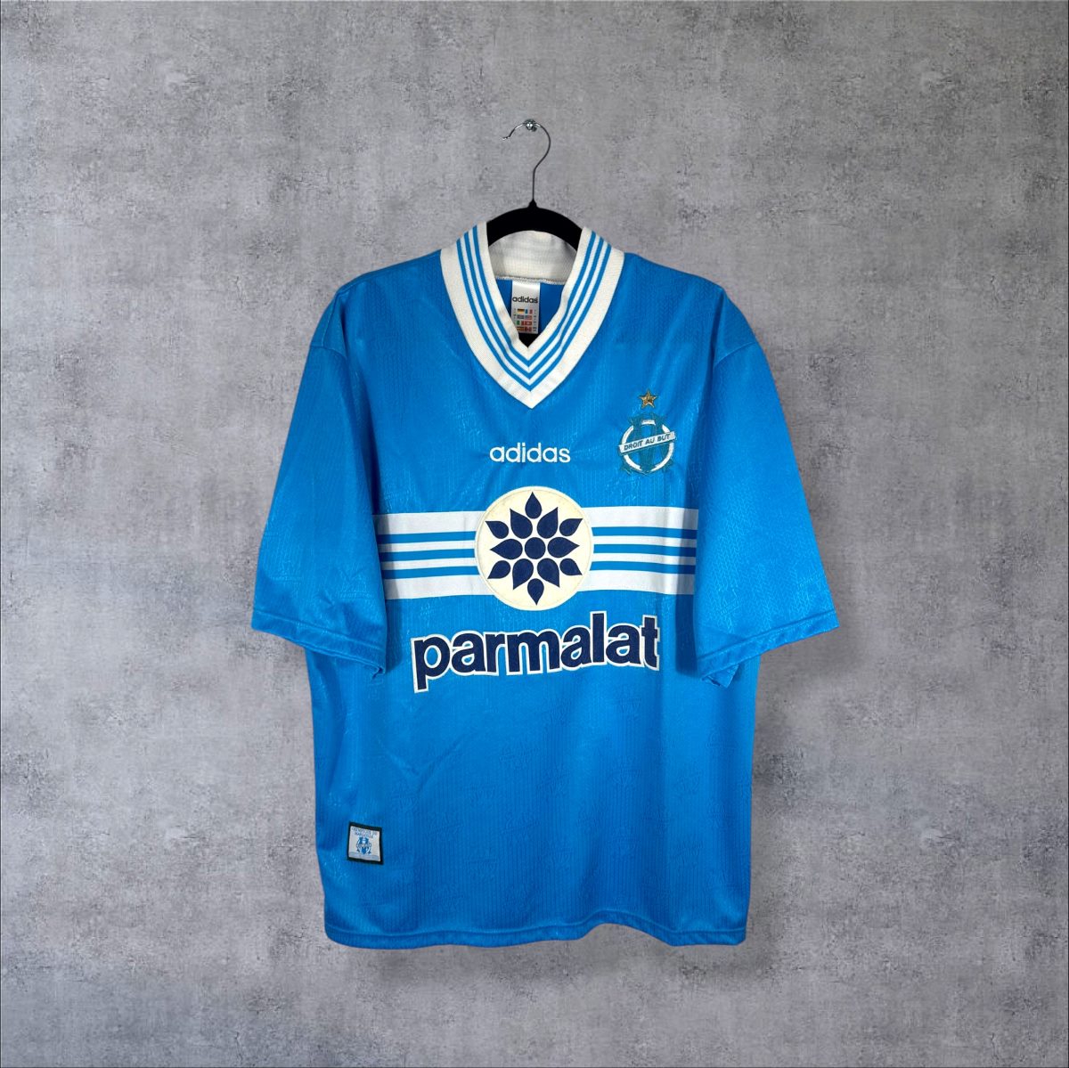 Face du maillot OM 1996-1997 extérieur bleu ciel adidas avec sponsor Parmalat et écusson Droit au But