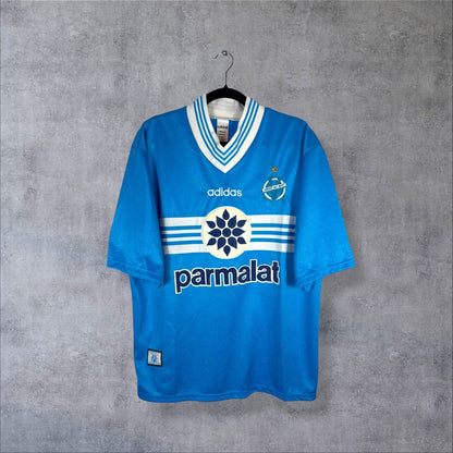 Face du maillot OM 1996-1997 extérieur bleu ciel adidas avec sponsor Parmalat et écusson Droit au But
