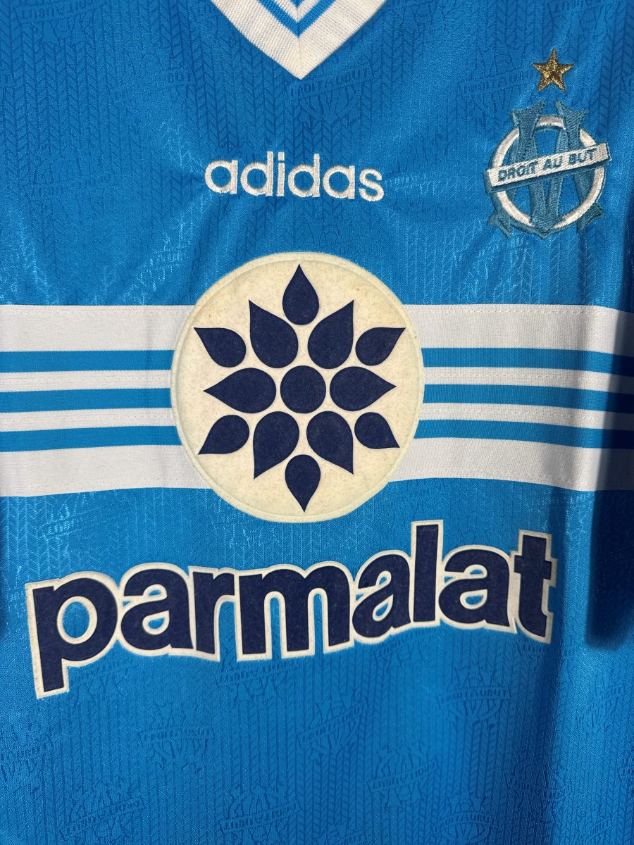 Détail du sponsor Parmalat et des trois bandes adidas sur le maillot OM 1996-1997 extérieur