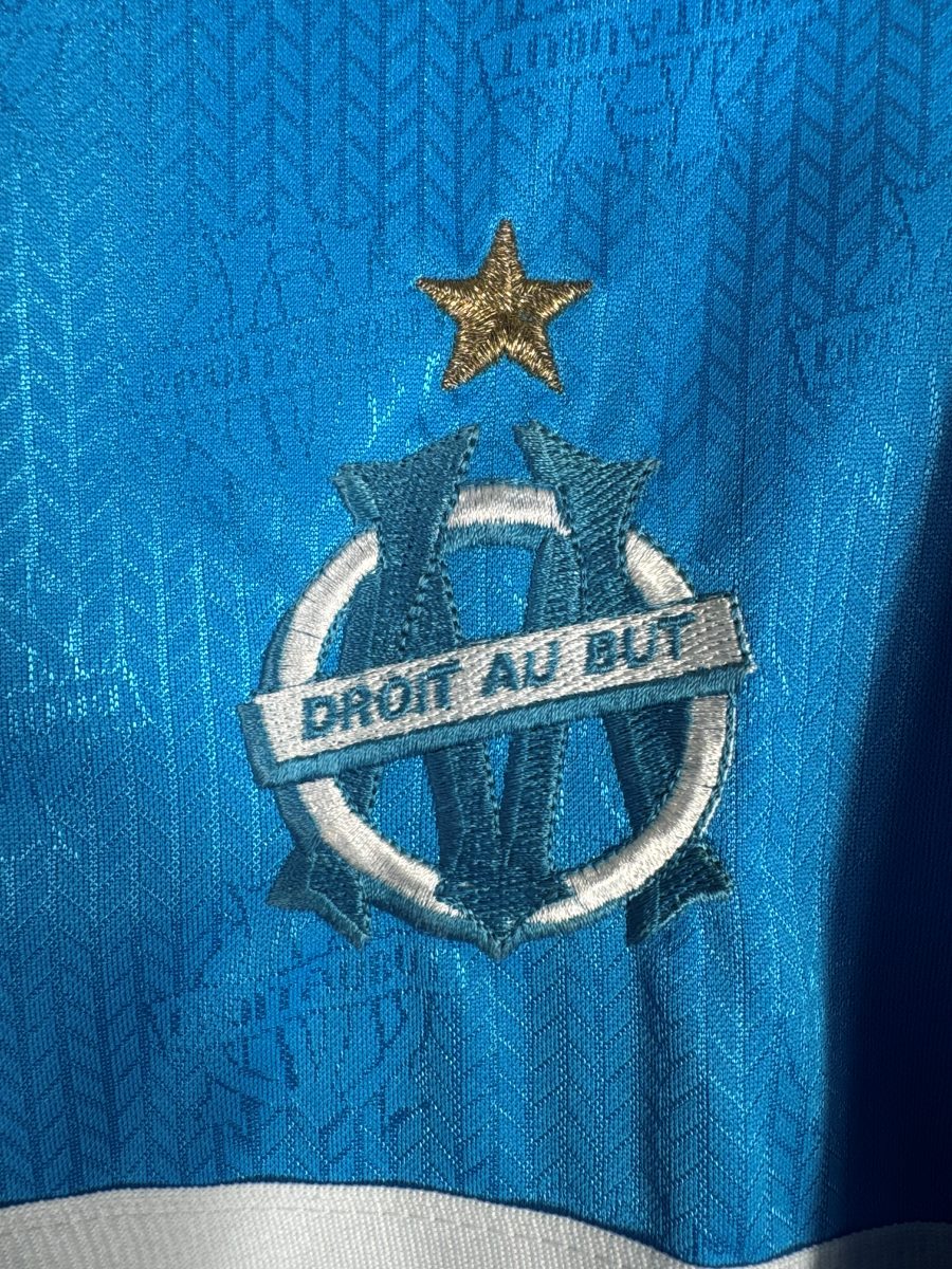 Écusson brodé Droit au But et étoile dorée de champion d'Europe 1993 sur le maillot OM 1996-1997