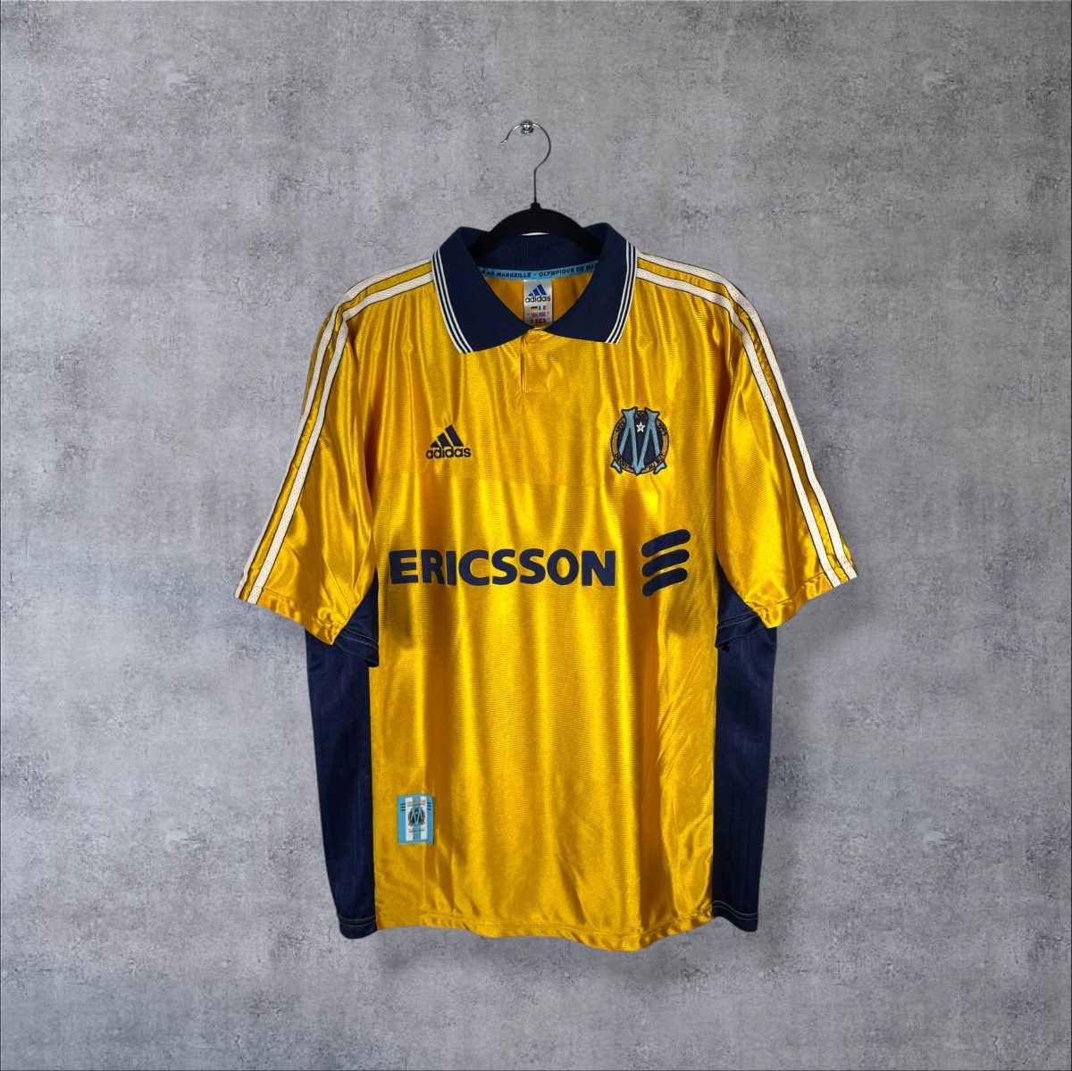 Face du maillot OM 1998-1999 third or du centenaire, adidas, sponsor Ericsson et écusson 1899-1999