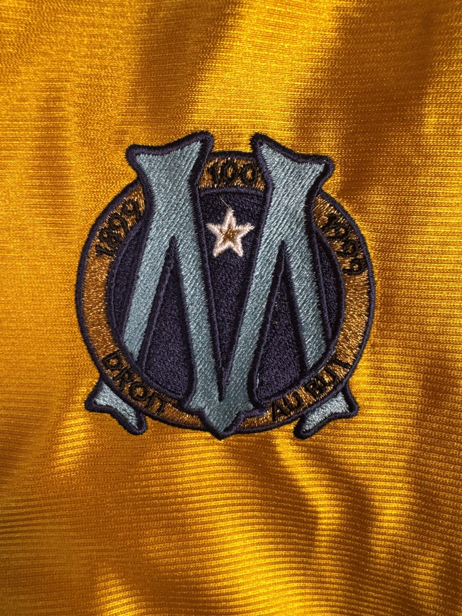 Écusson brodé du centenaire 1899-1999 de l'OM sur le maillot third or 1998-1999