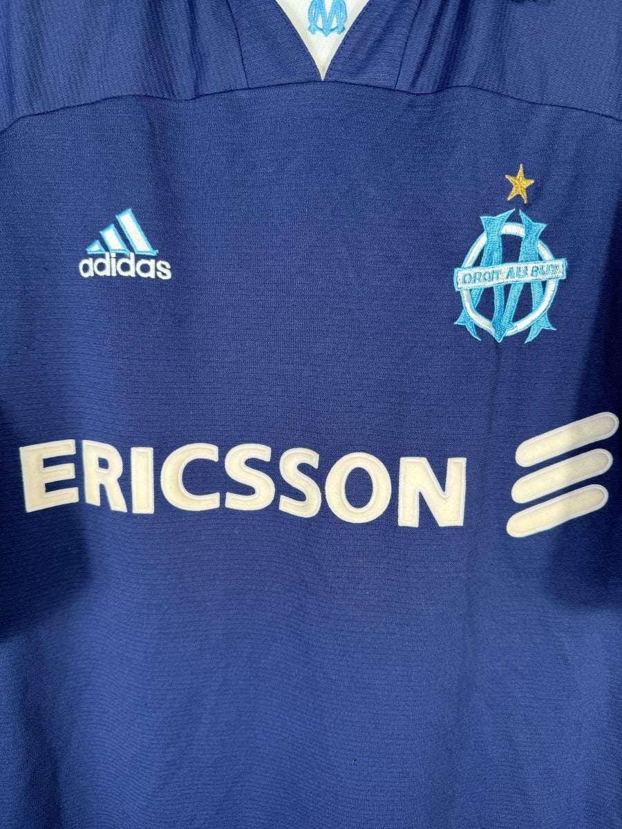 Détail écusson OM à étoile et sponsor Ericsson