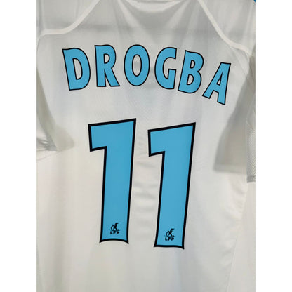 Détail de la typographie du flocage sur le numéro 11 de Didier Drogba