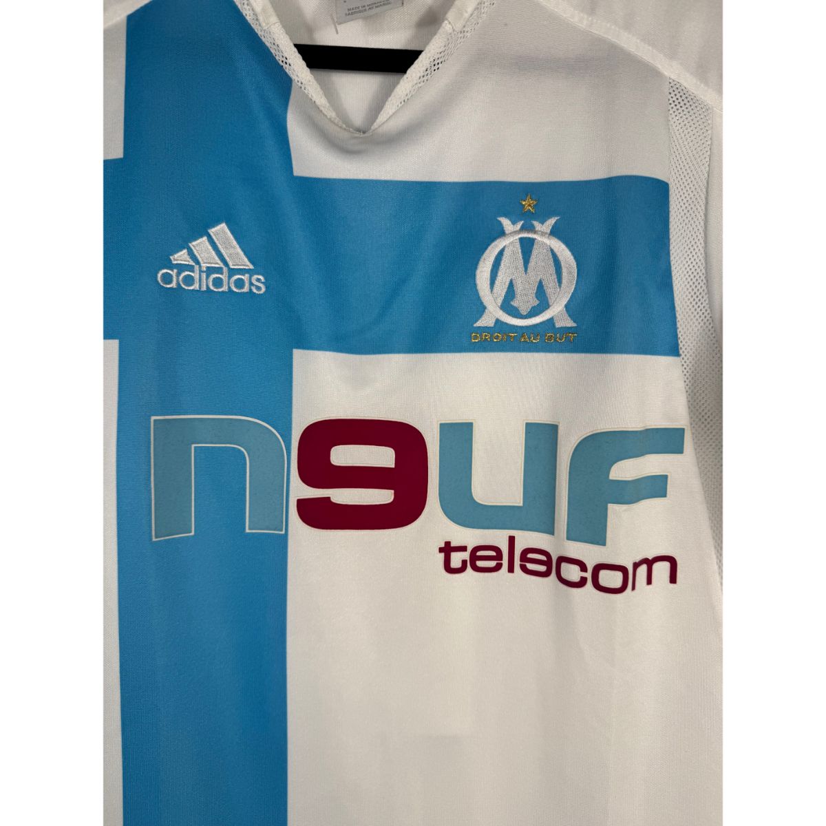 Détail de l'écusson de l'OM et du logo Adidas
