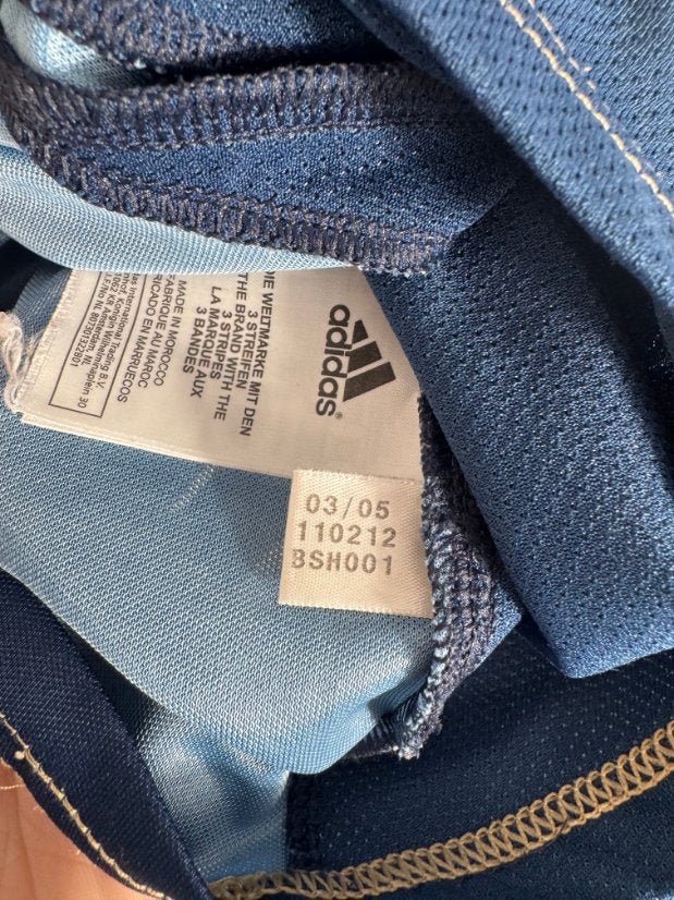 Étiquette d'authenticité avec code Adidas 110212 prouvant l'originalité du maillot