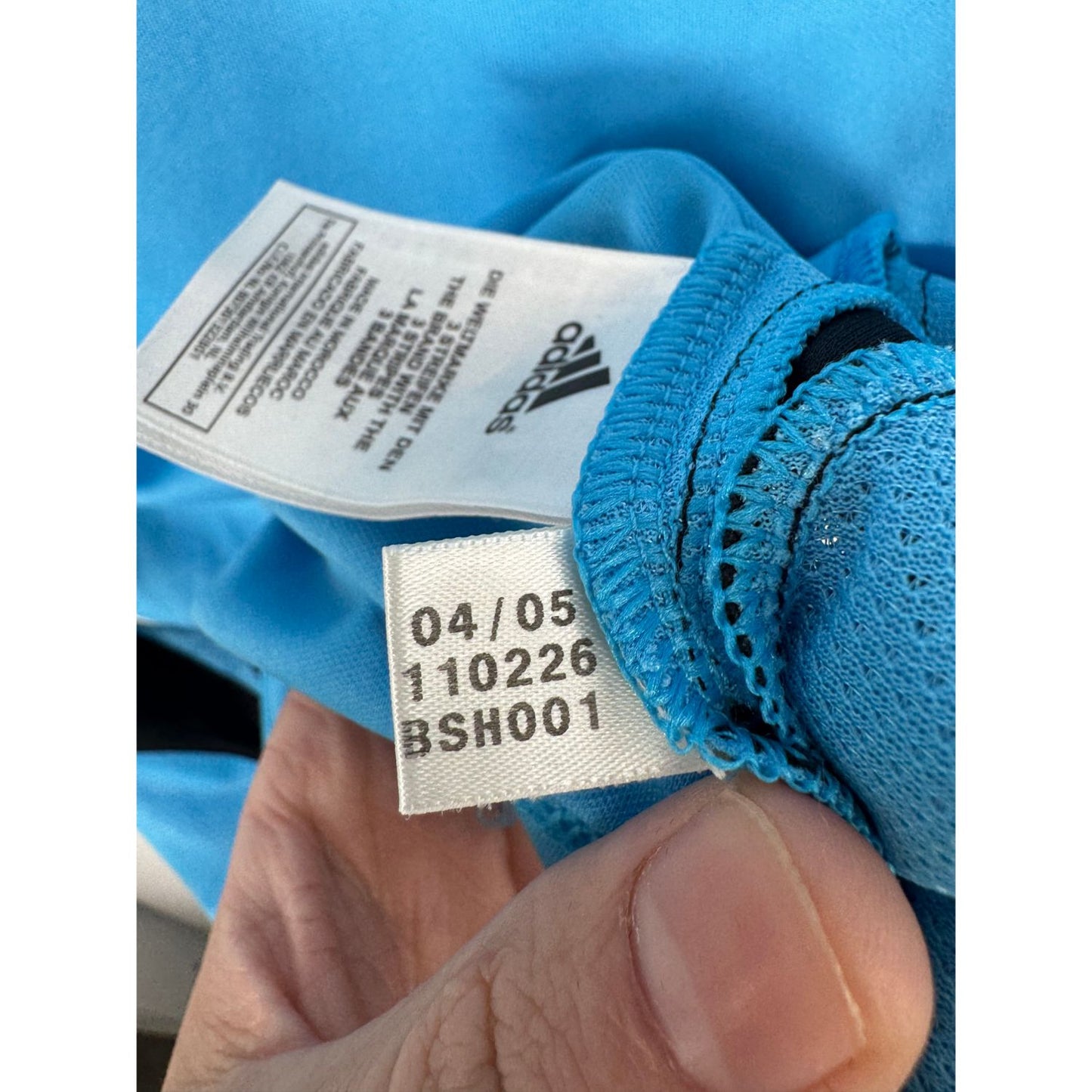 Étiquette d'authenticité avec code Adidas 110226 prouvant l'originalité du maillot
