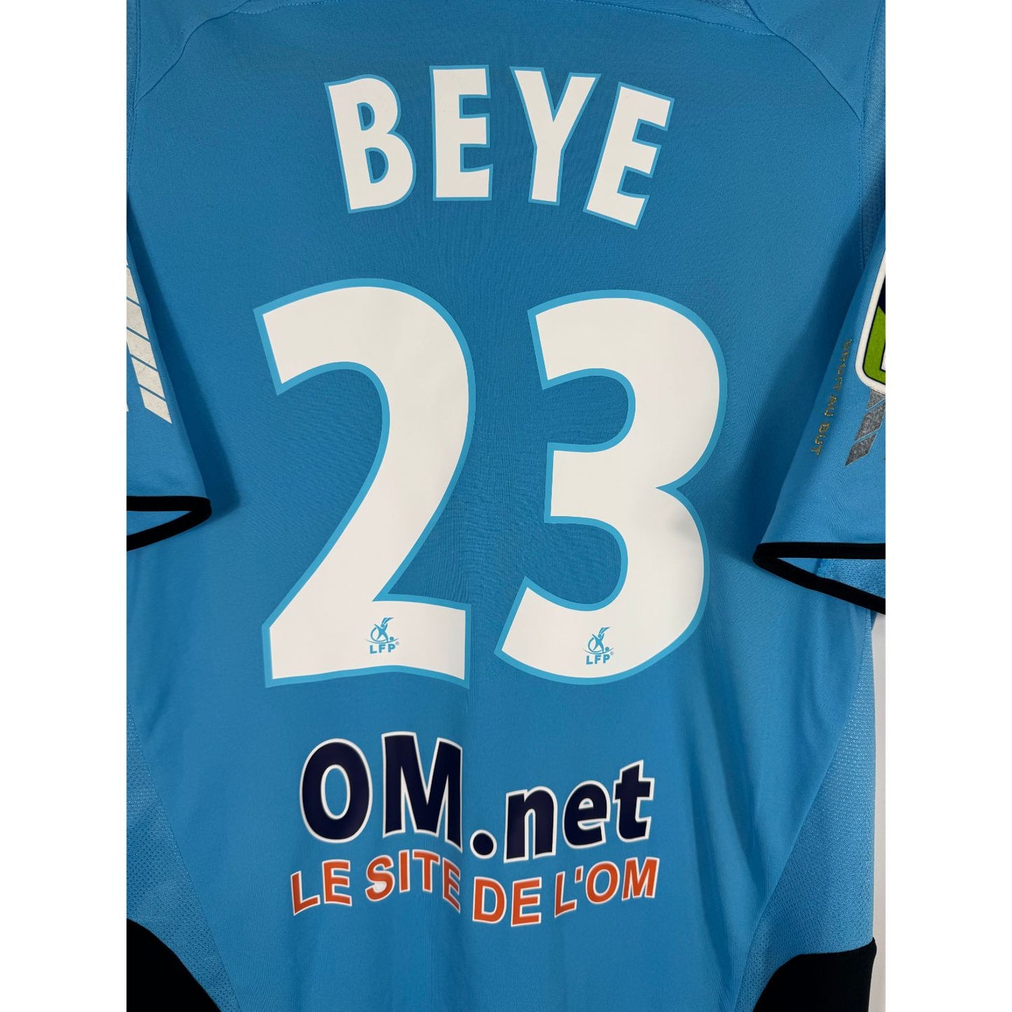 Détail de la typographie du flocage sur le numéro 23 de Habib Beye