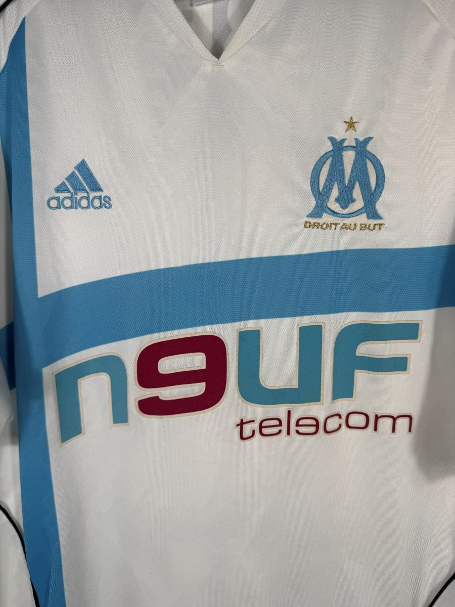 Écusson OM brodé étoile et Droit au but, logo adidas et sponsor Neuf Telecom, maillot 2005-2006