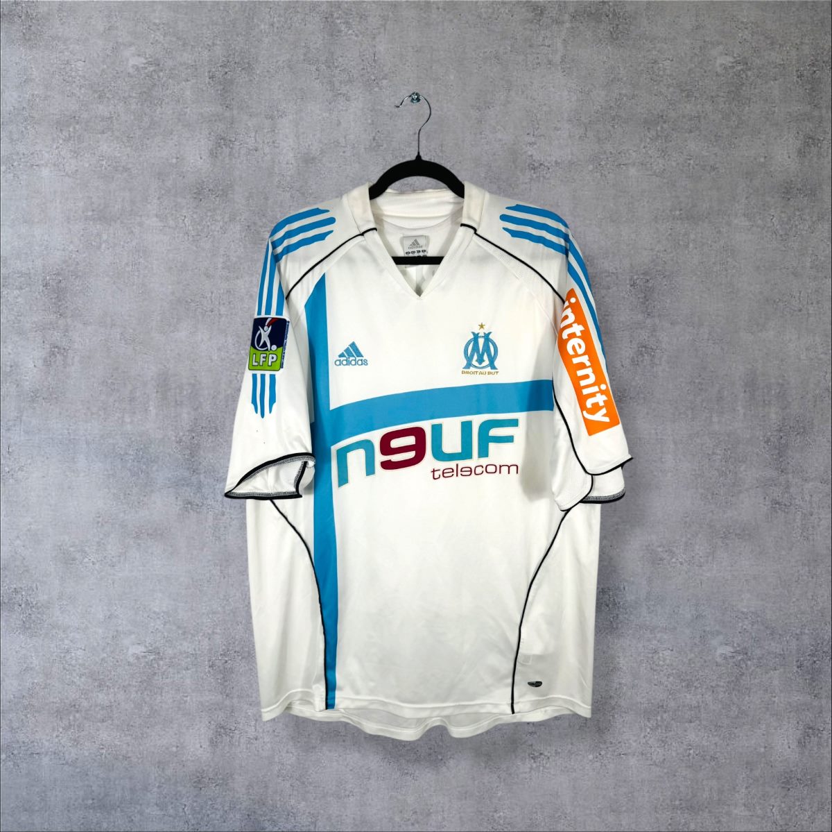 Maillot OM domicile 2005-2006 adidas de face, sponsor Neuf Telecom, croix bleu ciel et manche Internity