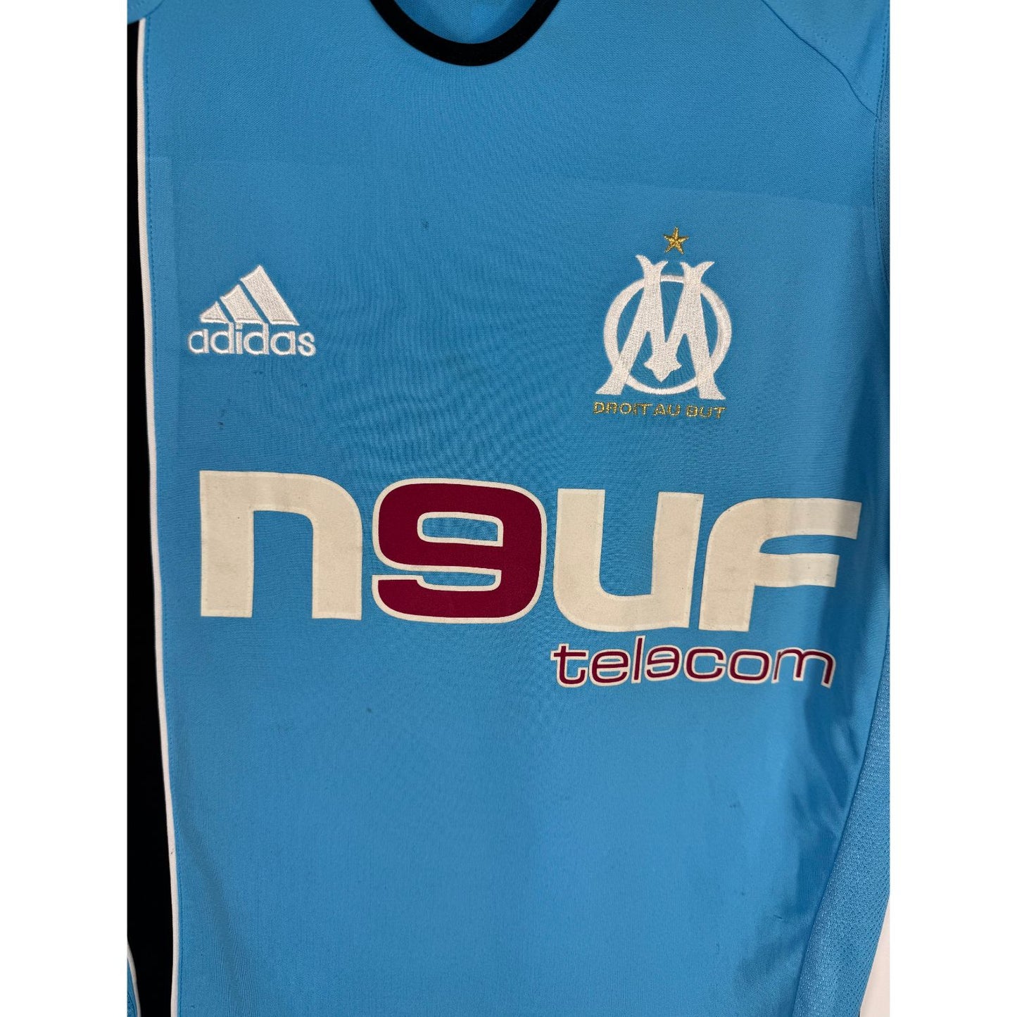 Détail de l'écusson de l'OM et du logo Adidas