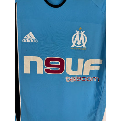 Détail de l'écusson de l'OM et du logo Adidas