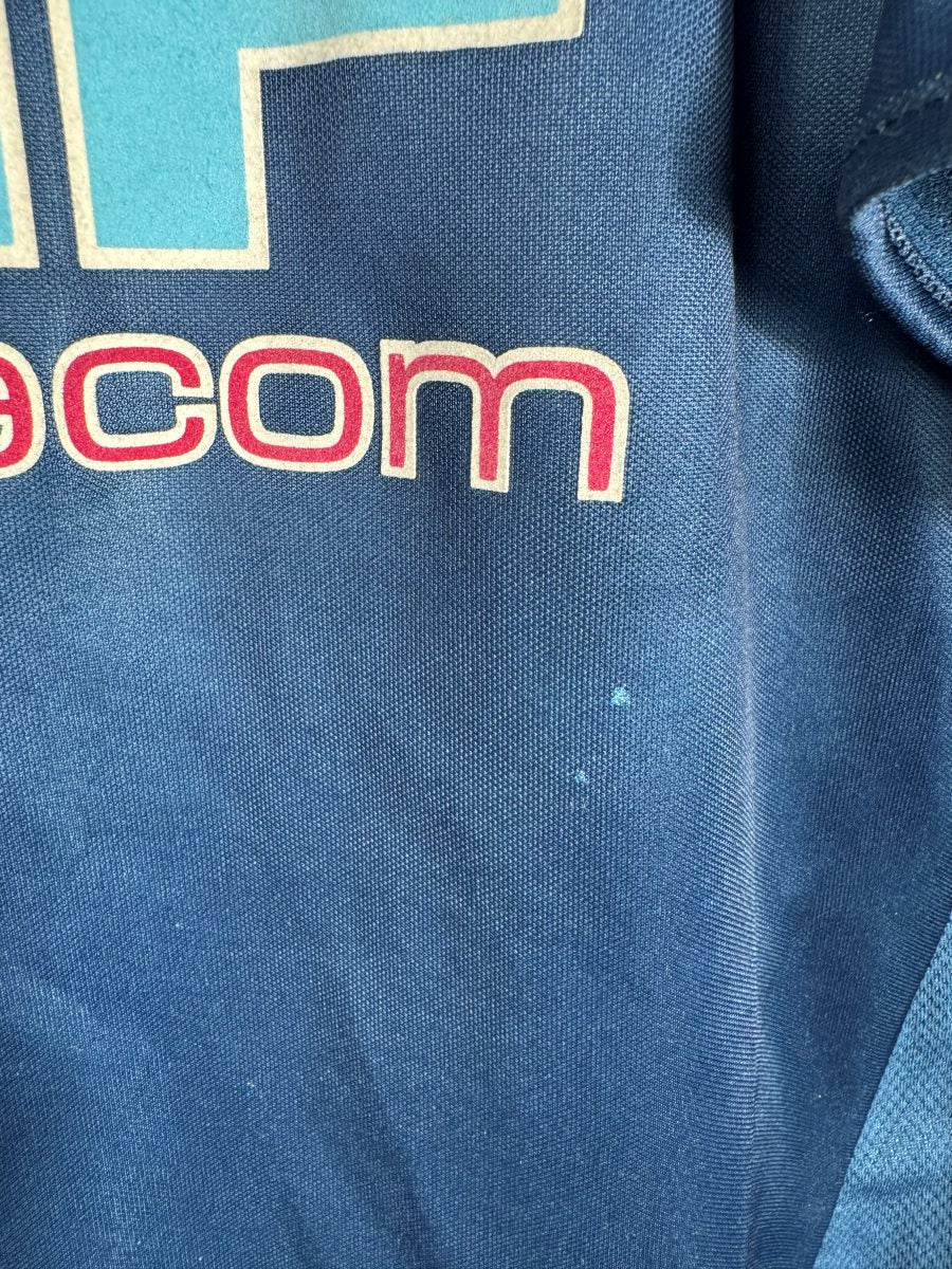 Défaut maillot OM third 2005-2006 : micro-accroc dans la maille marine sous le sponsor