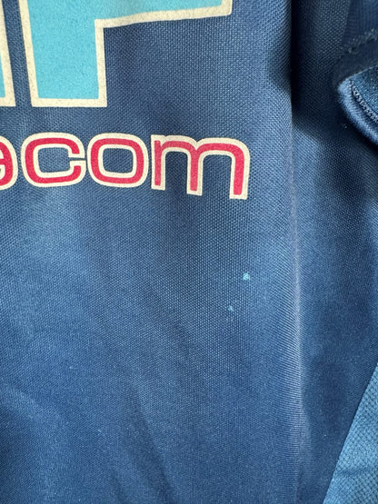 Défaut maillot OM third 2005-2006 : micro-accroc dans la maille marine sous le sponsor