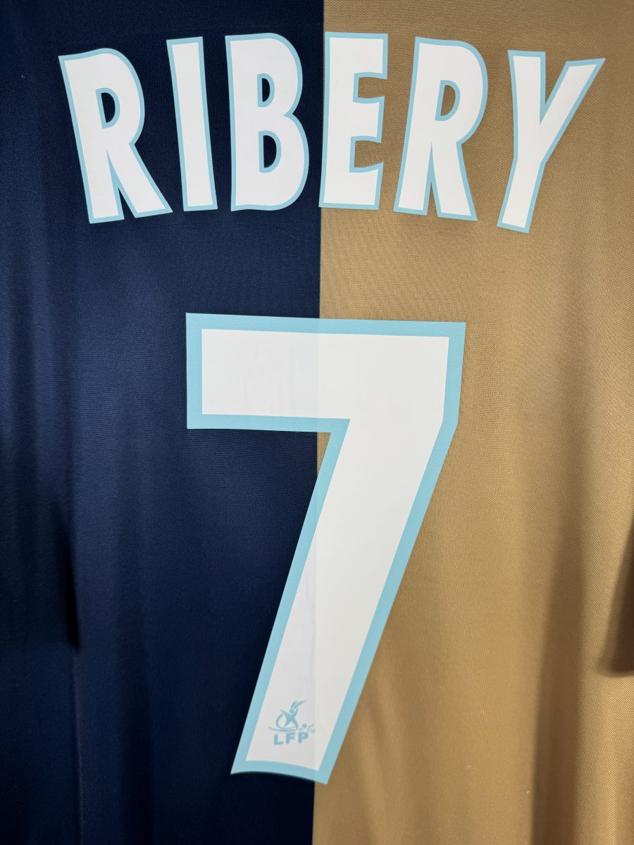 Détail flocage RIBERY 7 blanc liseré bleu ciel, maillot OM third 2005-2006