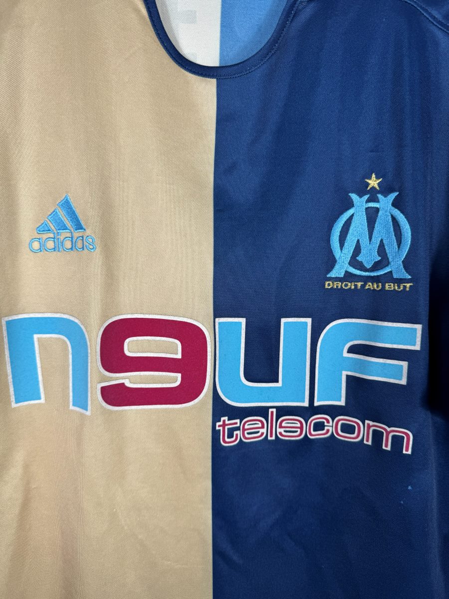 Écusson OM brodé Droit au but et sponsor Neuf Telecom, maillot third 2005-2006 Ribéry