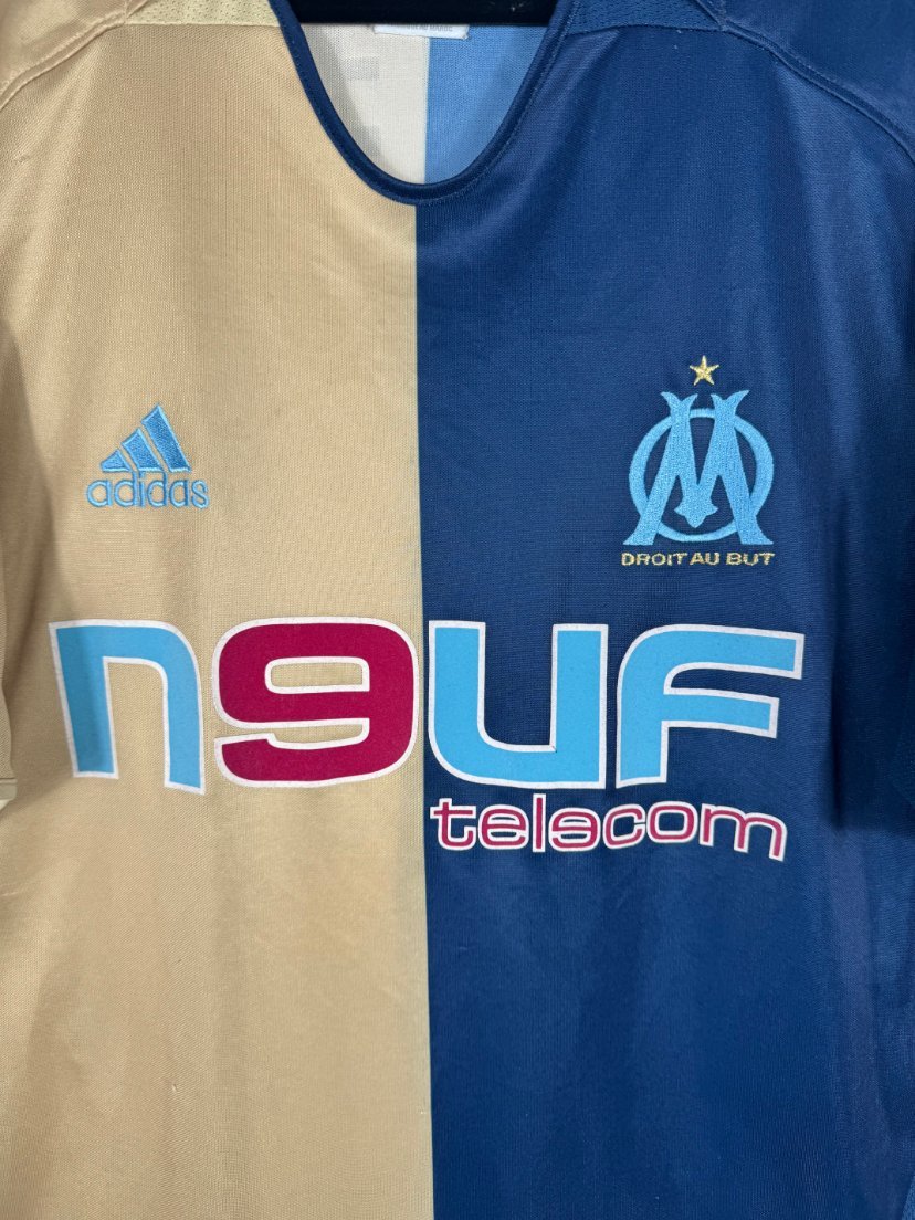 Détail de l'écusson de l'OM et du logo Adidas