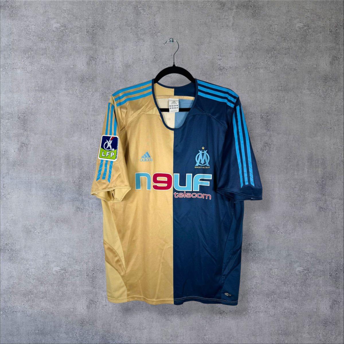 Maillot OM third 2005-2006 adidas de face, moitié or moitié marine, sponsor Neuf Telecom