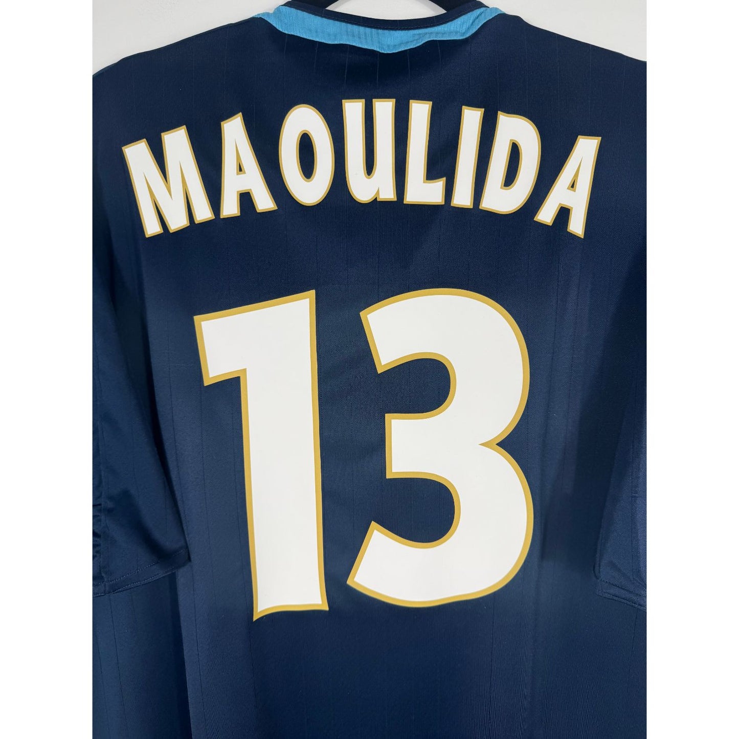 Détail de la typographie du flocage sur le numéro 13 de Toifilou Maoulida