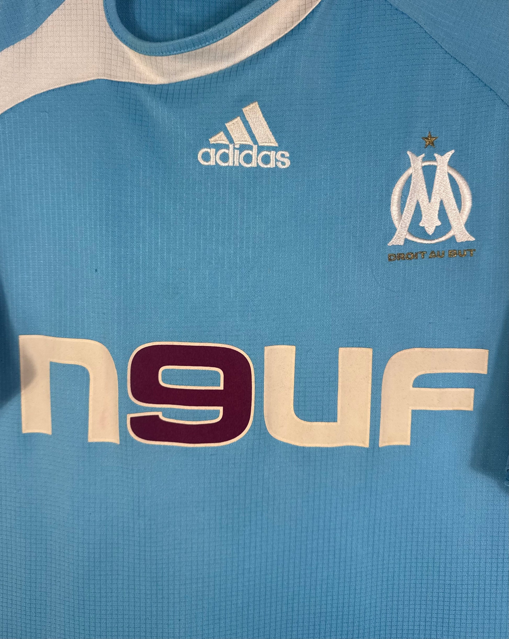 Détail de l'écusson de l'OM et du logo Adidas