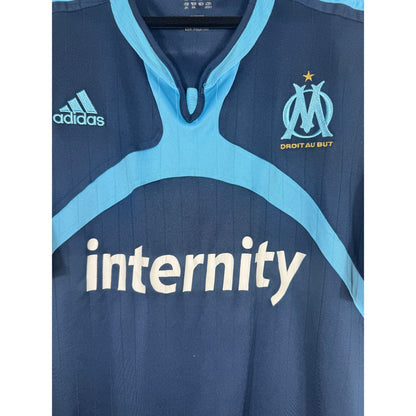 Détail de l'écusson de l'OM et du logo Adidas