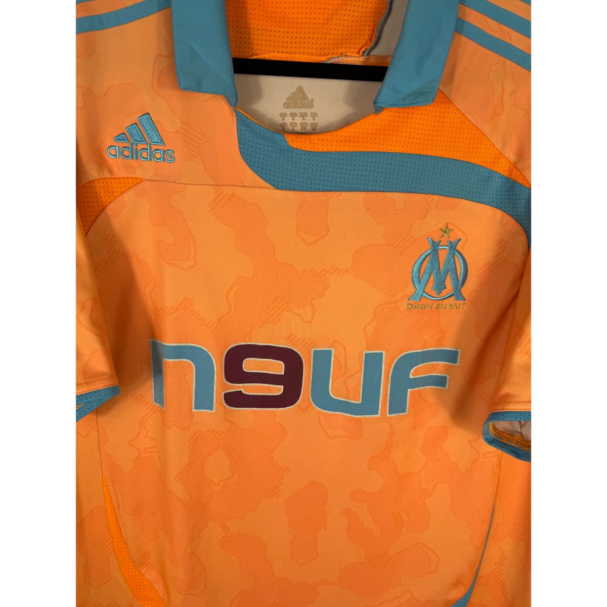 Détail de l'écusson de l'OM et du logo Adidas