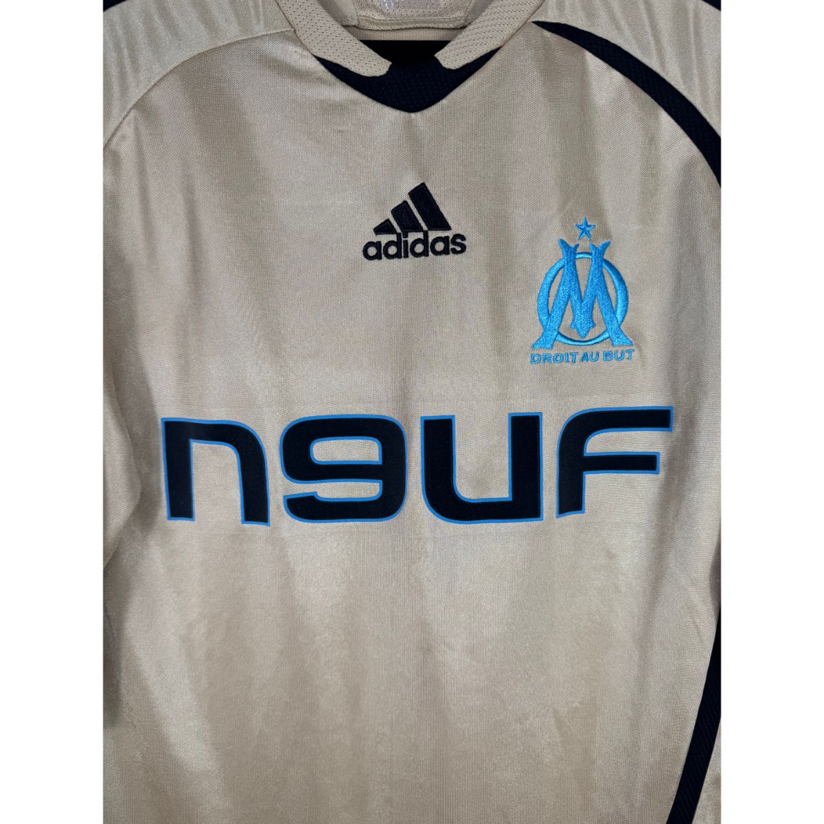 Détail de l'écusson de l'OM et du logo Adidas